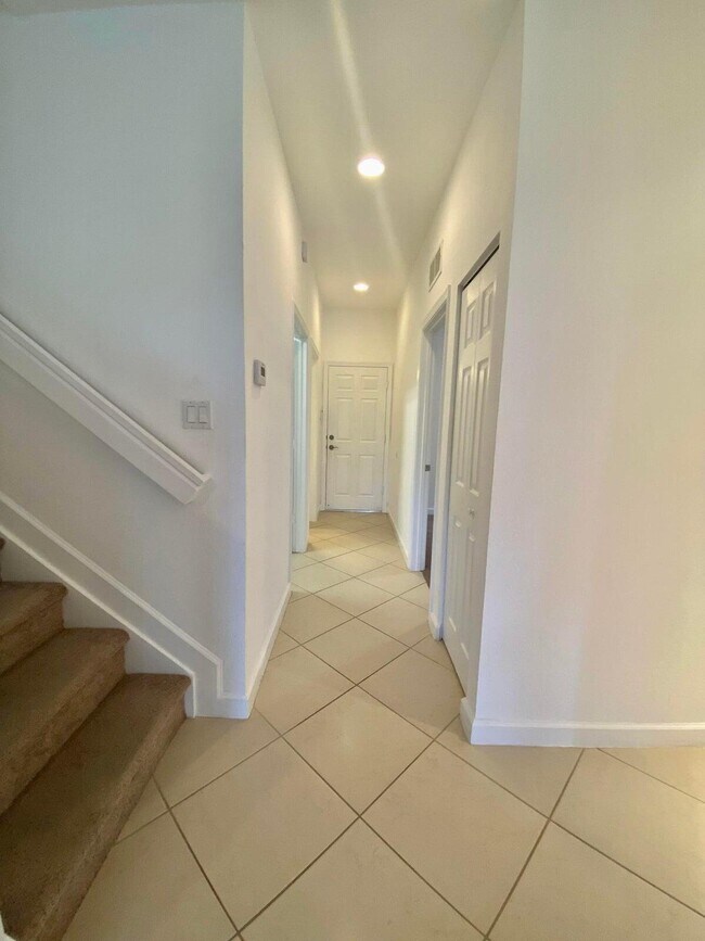 Building Photo - 10283 Wellington Parc Dr