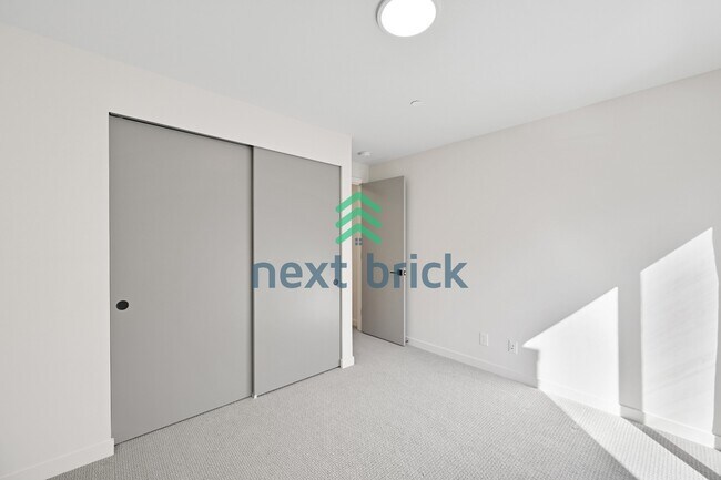 Building Photo - "Charming 3-Bedroom Townhouse Retreat in the Heart of Seattle - 3104C SW Avalon Way!"