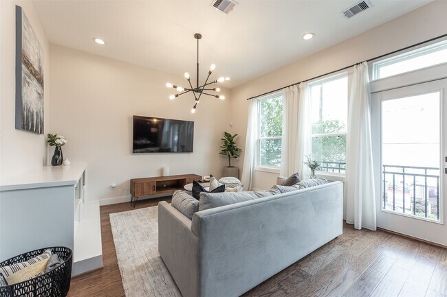 Building Photo - 605 Middle St