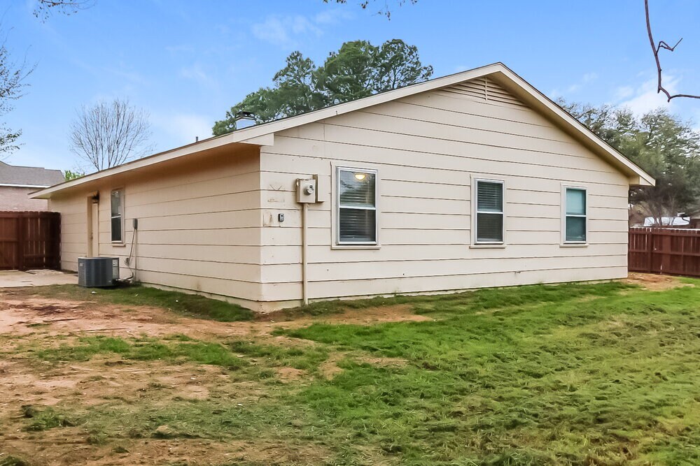 Building Photo - 1008 Autumn Oak Dr