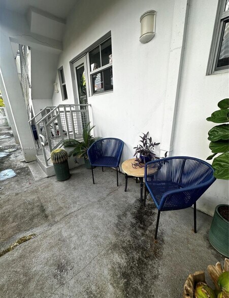 Charming back patio with seating - 1600 Michigan Ave