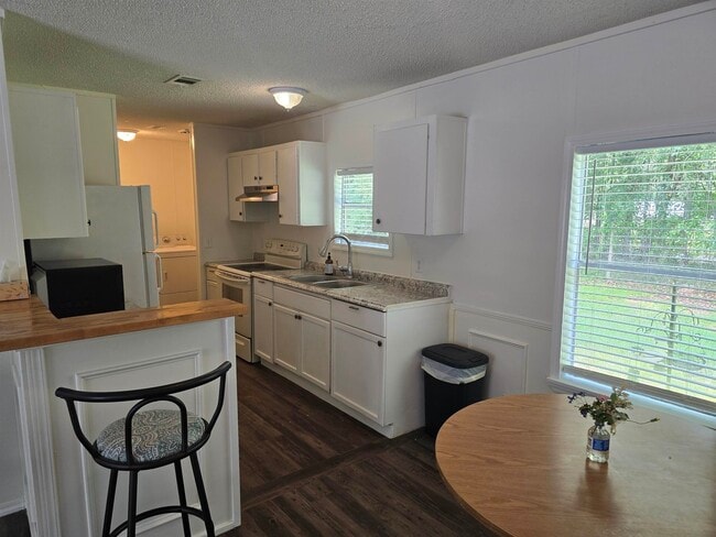 Building Photo - 239 Thompson Cir