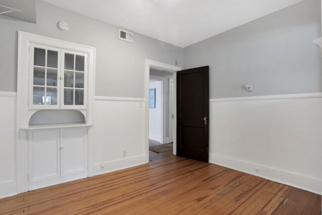 Building Photo - Charming bungalow downtown