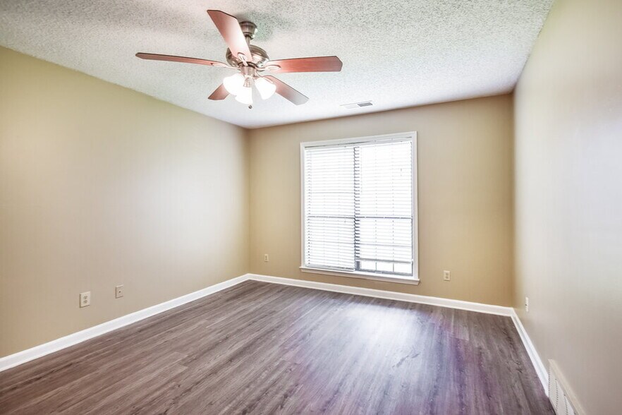 Building Photo - 6498 Heatherwood Dr