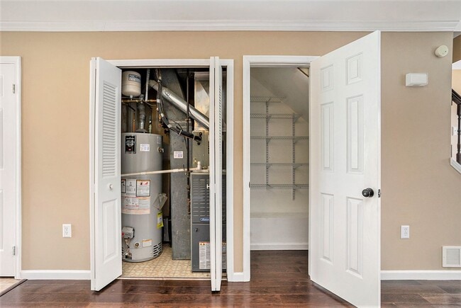 Building Photo - Beautiful Spacious Townhome