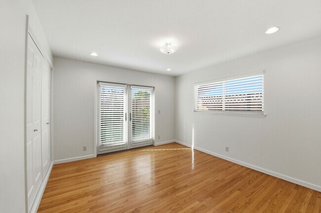 Building Photo - Move-In Ready Blossom Hill Gem – New Bathrooms and many upgrades!