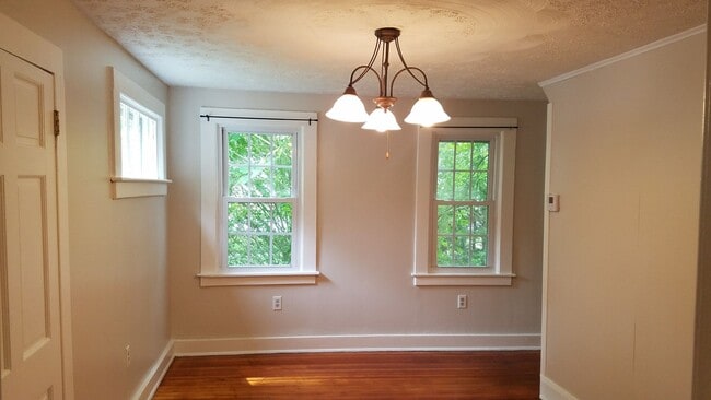 Building Photo - Apartment Available in Village of Liverpool