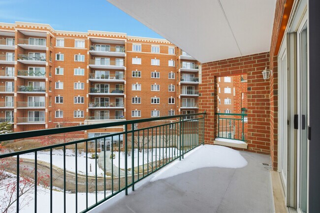 Building Photo - 650 S River Rd