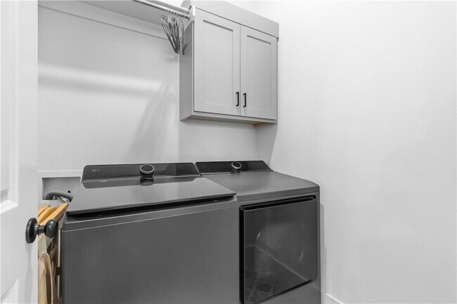 Building Photo - 450 Fox Trl