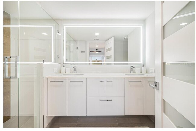 Building Photo - 16320 Kelly Cove Dr