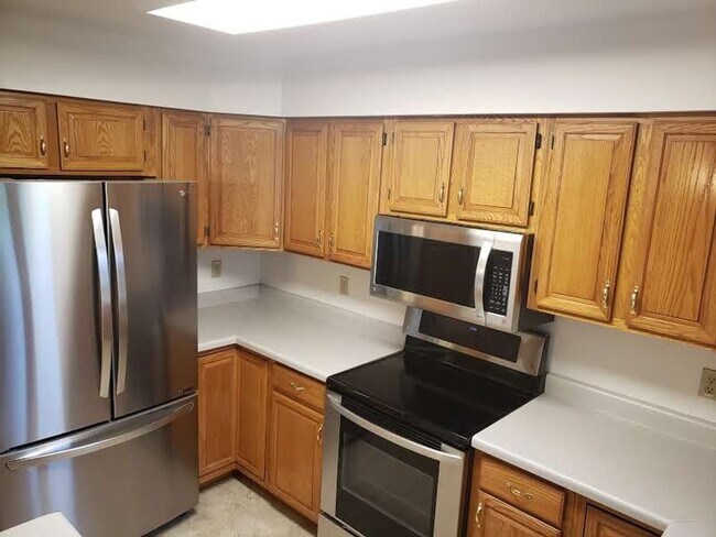 Building Photo - Spacious 3 bedroom, 2 1/2 bath Duplex