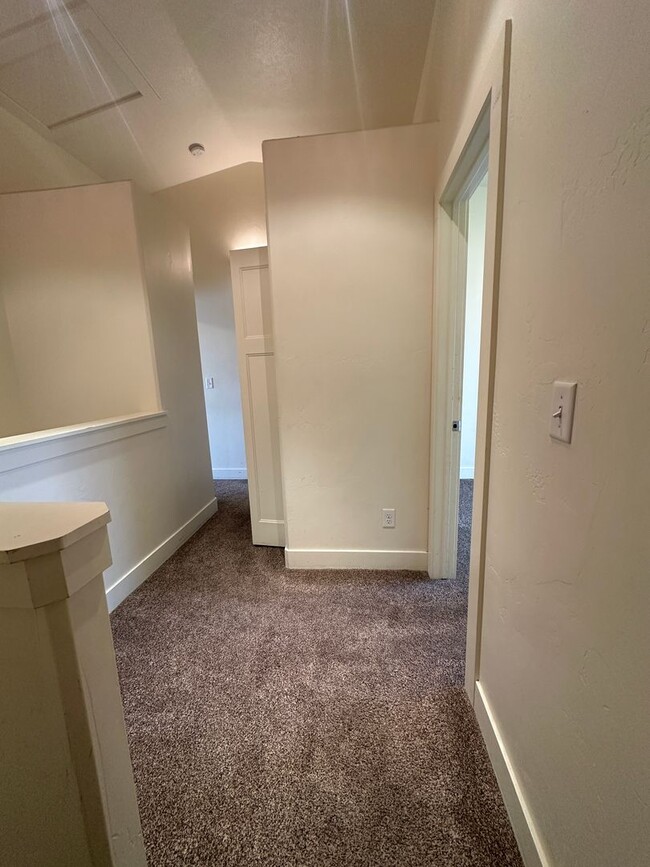 Building Photo - 2 bedroom, 2.5 bathroom townhome at Lincol...