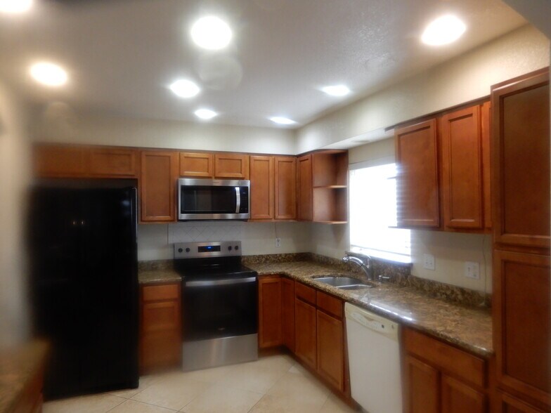 Building Photo - 1400 Corbett Ln