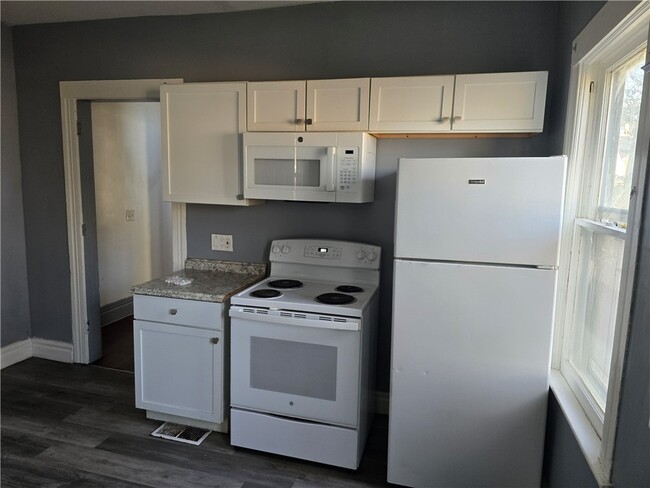 Building Photo - 150 Gardiner Ave