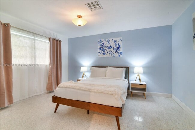 Building Photo - 2901 NW 9th Terrace