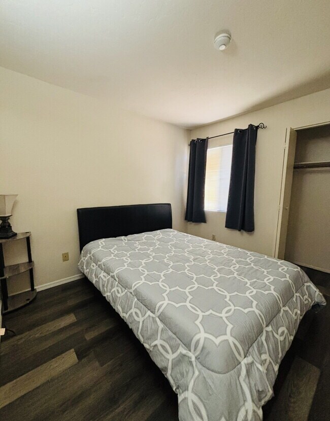 Building Photo - "Cozy 2-Bed 2 bath Condo with Full Furnish...