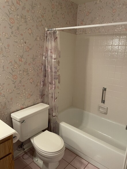 Downstaris Bath - 1321 Calle Lozano