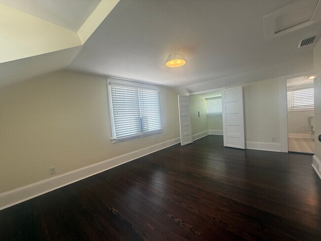 Building Photo - Beautifully updated 3 bedroom 3 bathroom home