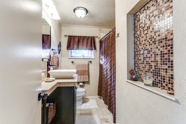 Building Photo - 9551 E Lake Highlands Dr