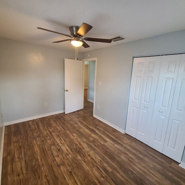 Building Photo - Charming Three Bedroom One Bathroom House ...