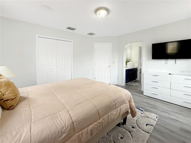 Building Photo - 530 Orista Dr