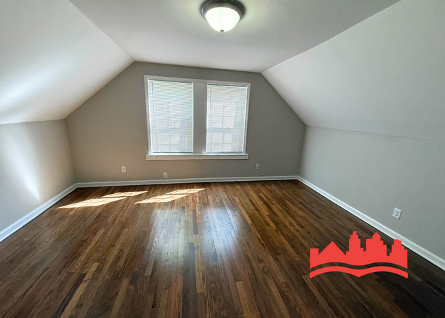 Building Photo - Welcome to this spacious 5-bedroom house