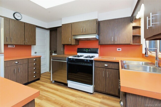 Building Photo - 82 Quinby Ave