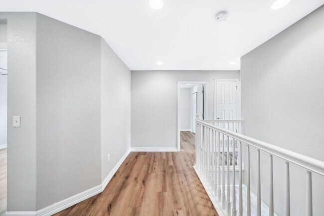 Building Photo - Modern 3BD, 2.5BA Cottonwood Condo with At...
