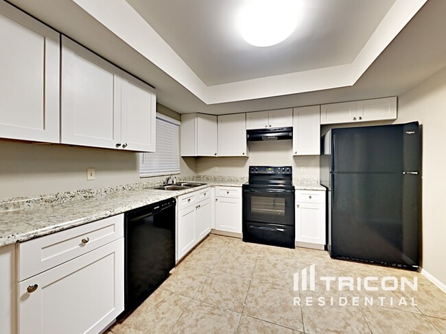 Building Photo - 202 Valley Dr