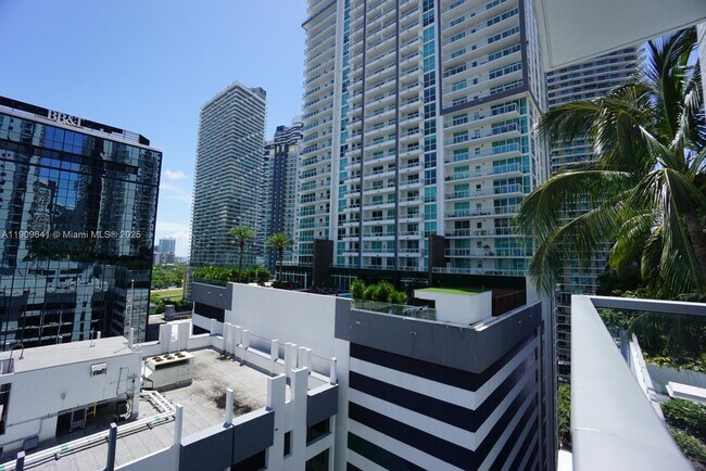 Building Photo - 1060 Brickell Ave