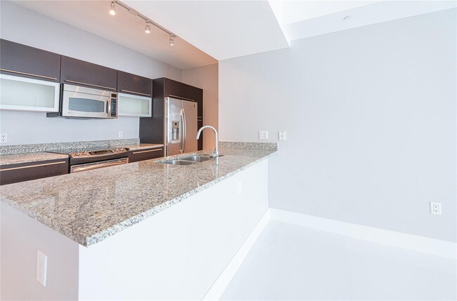 Building Photo - 951 Brickell Ave