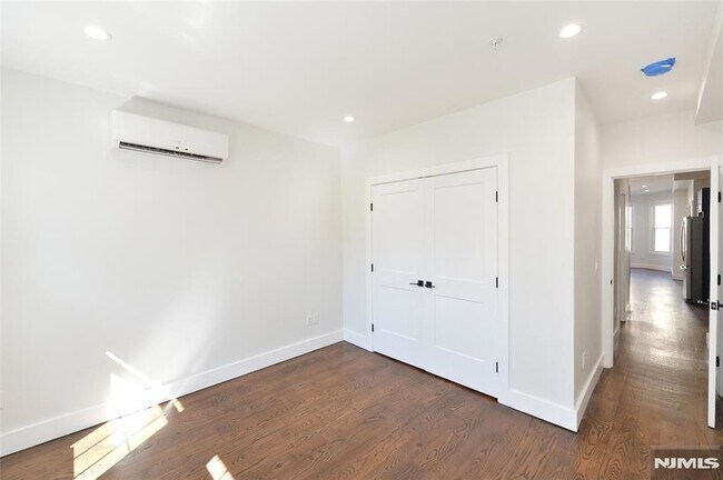 Building Photo - 203 3rd St