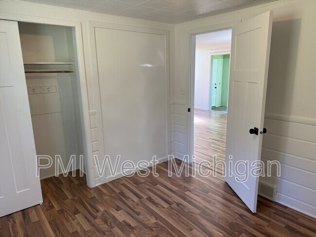Building Photo - 12495 Oakwood Shores St