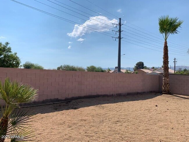 Building Photo - 6005 S 15th Dr