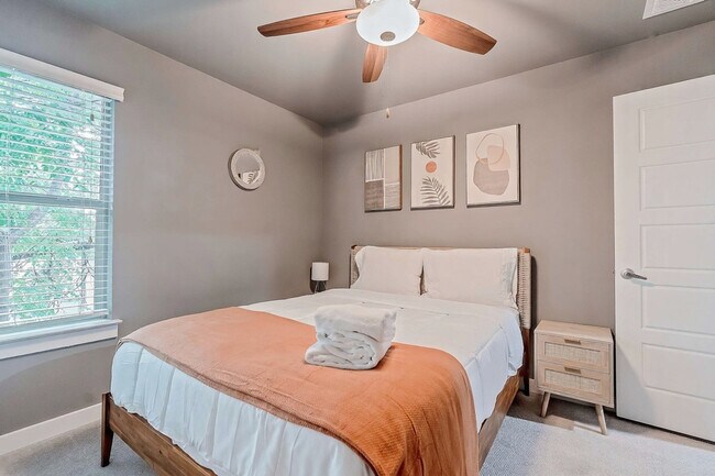 Building Photo - 2002 Rosewood Ave