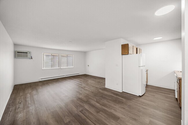Building Photo - Classic Large One Bedroom
