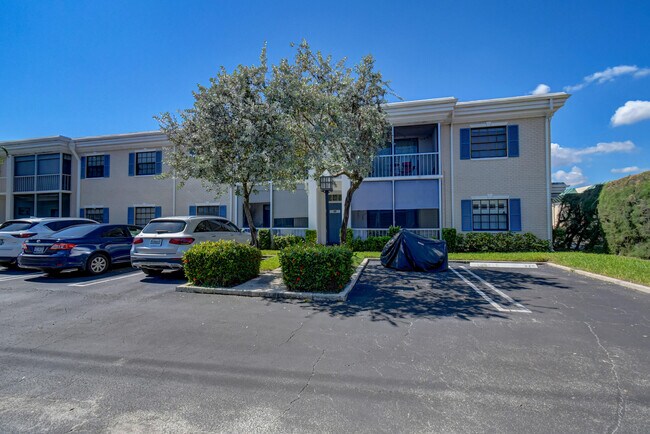 Building Photo - 170 Cypress Club Dr