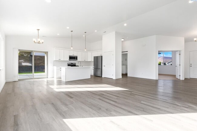 Building Photo - 6 to 18 mo lease available