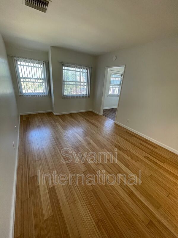 Building Photo - 833 W 97th St