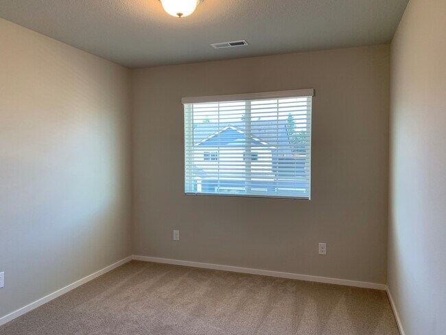 Building Photo - Beautiful 4 Bedroom 2.5 Bath Home Located In A Beautiful Master Planned Community in Camas! Top R...