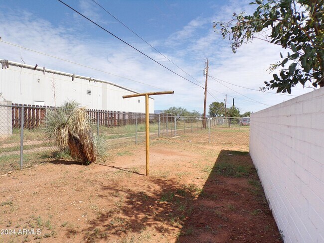 Building Photo - 307 1st St