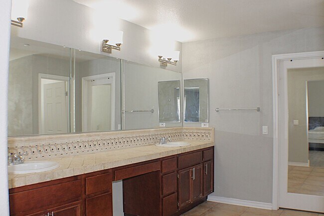Building Photo - Amazing 5 bedroom home for rent in North F...