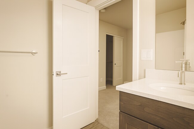 Building Photo - Adorable 2x2 with easy access to the river trails, and all utilities included!