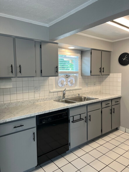 Building Photo - 670 E Fairfield St