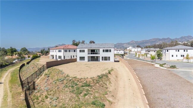 Building Photo - 11092 Chatsworth St