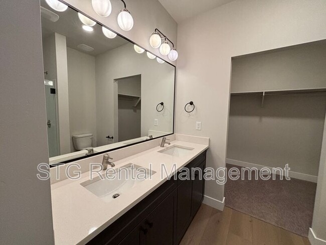 Building Photo - 3968 Fossil Way