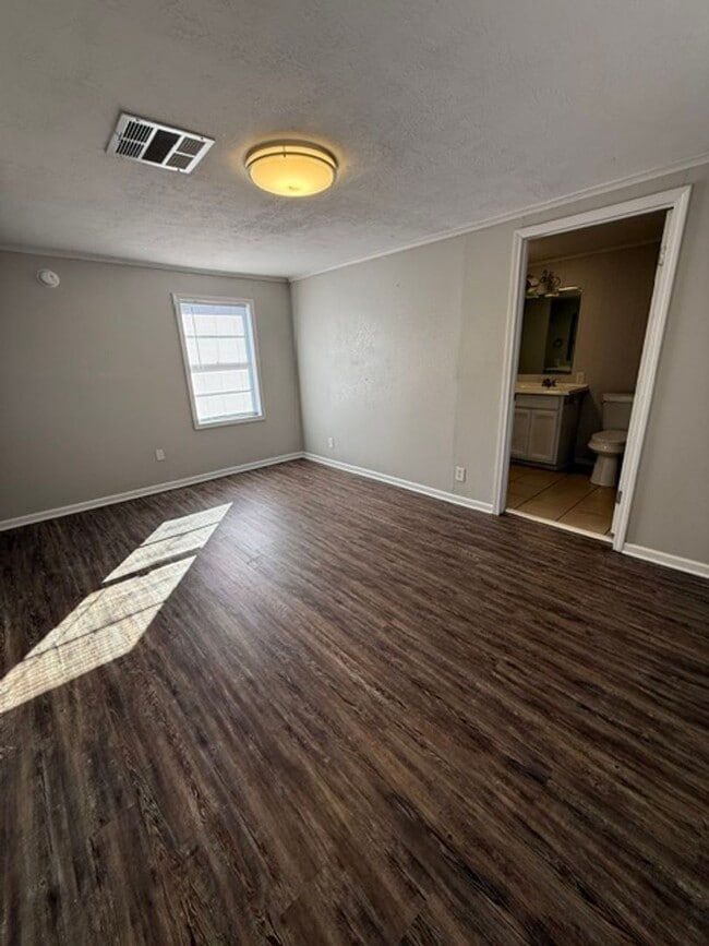 Building Photo - Simple & Comfortable 3 Bedroom Home in Iowa, LA with Large Yard!