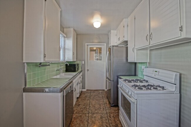 Building Photo - CHARMING, BRIGHT & AIRY HOLLYGLEN HOME W/ BEAUTIFULLY LANDSCAPED FRONT & REAR YARDS W/ PATIO BLOC...