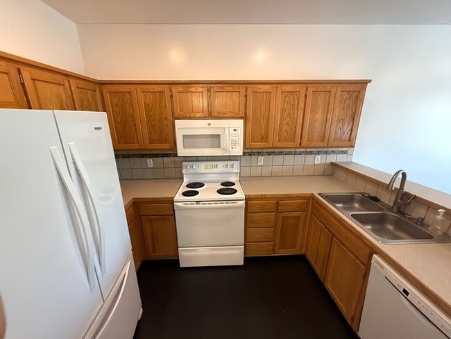Building Photo - 3 Bed, 2 Bath Townhome Available Now!