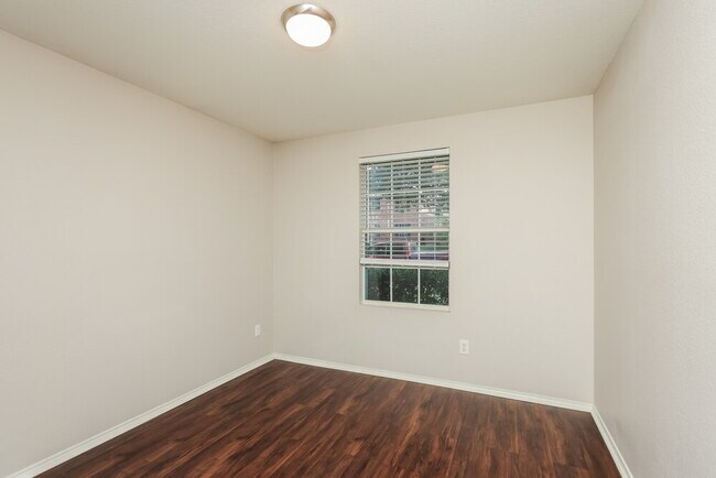 Building Photo - 2021 Bentwood St